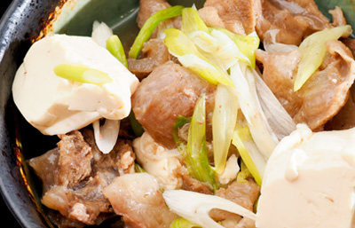 豆腐とネギの牛すじ和風だし煮込み
